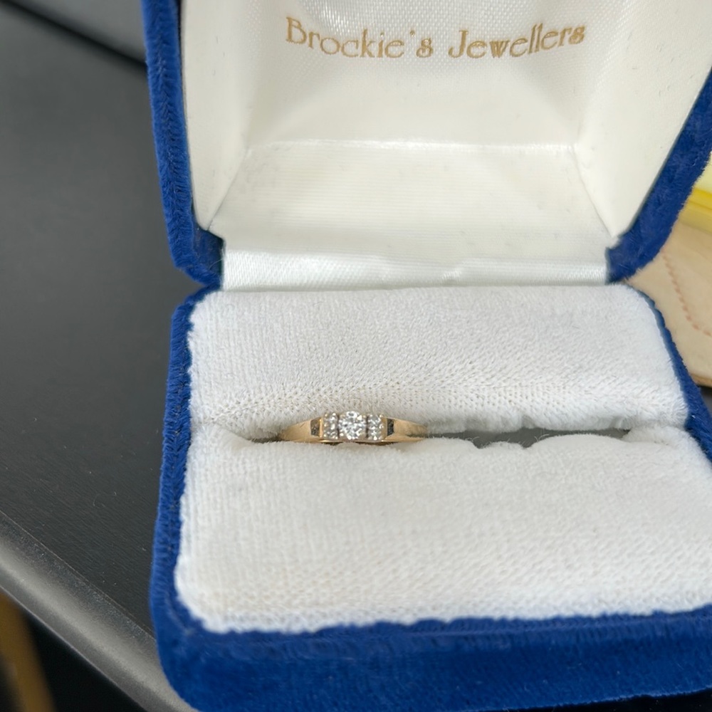 Diamond ring excellent condition 4 diamonds surround a larger one, so pretty